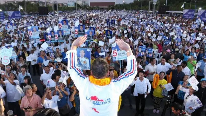 เวทีปราศรัยต่างจังหวัดเวทีสุดท้ายในต่างจังหวัดของพรรคพลังประชารัฐที่ จ.ชลบุรี ในวันที่ 21 มี.ค. แกนนำได้ขอให้ประชาชนร่วมร้องเพลงแฮปปี้เบิธเดย์ให้ พล.อ. ประยุทธ์ จันทร์โอชา ซึ่งมีอายุครบ 65 ปี ในวันเดียวกันด้วย