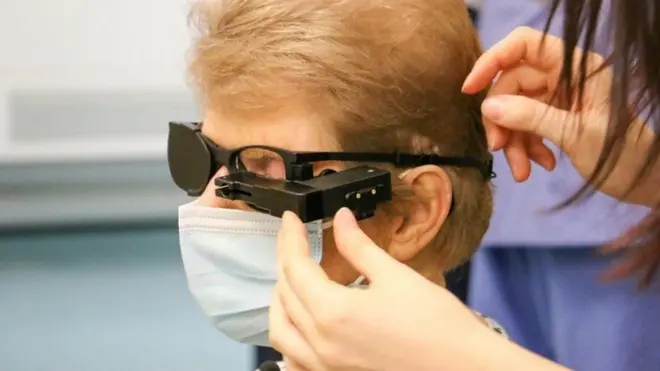 زراعة العين الإلكترونية