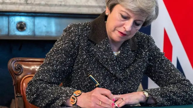 英国首相特里莎·梅签字，正式开始脱欧进程