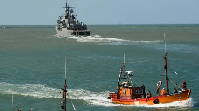 Поиски подлодки продолжаются