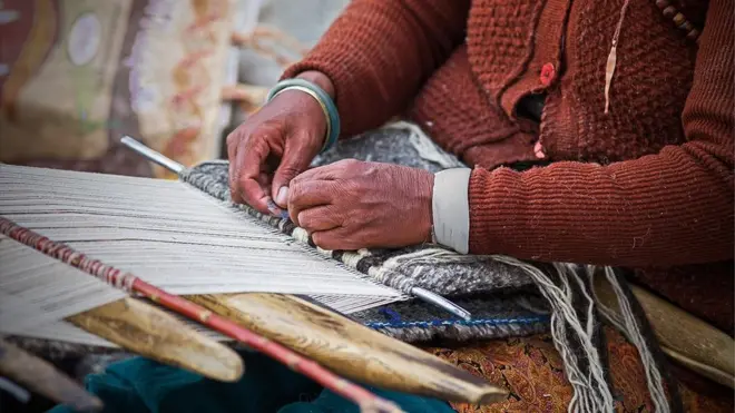 چانگپا خواتین جو گھروں میں رہتی ہیں وہ عام طور پر اپنا سارا دن ان بالوں کو اپنے لوم پر بننے میں بتاتی ہیں۔