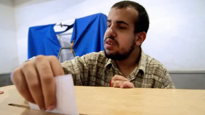 Mısır'da oy kullanan bir görme engelli