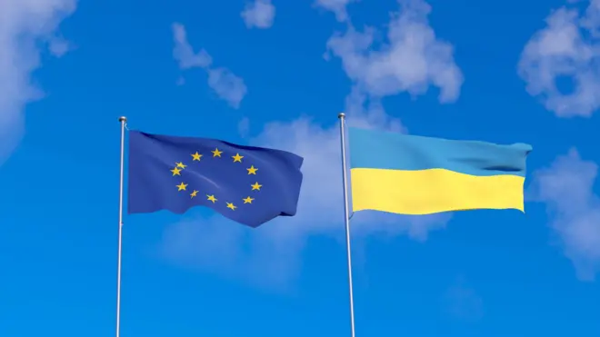 Прапори ЄС і України 