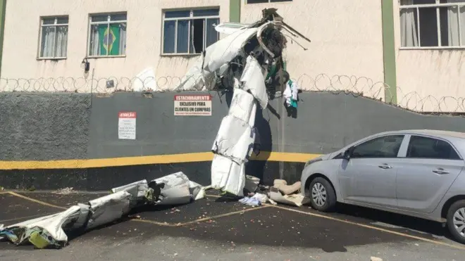 Destroços de avião em estacionamento de BH