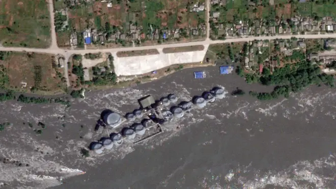 बाढीले बगाएको अन्नका भाँडा