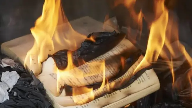Un livre en flamme.