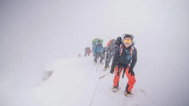 ఎవరెస్ట్ పర్వతం, చైనా, భారత్, హిమపాతం