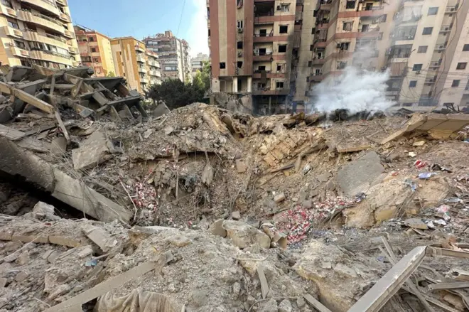 Воронка от ракетного удара в центре Бейрута