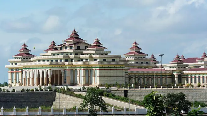 ပြည်သူ့လွှတ်တော်ဥက္ကဋ္ဌနေရာဟာ လွှတ်တော်ကိုယ်စားလှယ်တွေထဲကပဲ ရွေးချယ်တင်မြှောက်ရမှာ ဖြစ်ပါတယ်။