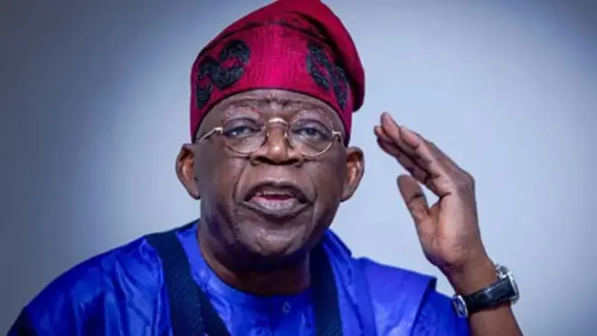 Aarẹ Bola Tinubu wọ aṣọ alawọ buluu, o si de fila pupa