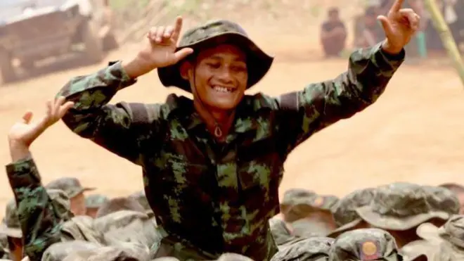 म्यानमारमधील लष्करी राजवटीशी संघर्ष करणारं तरुण बंडखोरांचं सैन्य बदलतंय युद्धाची दिशा