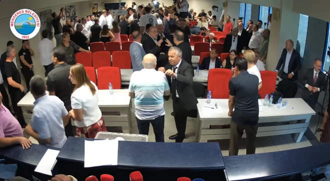 Menderes Belediyesi meclisini tepeden gösteren bir güvenlik kamerası görüntüsü