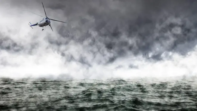 Foto of helicopter wey dey fly over di Atlantic Ocean