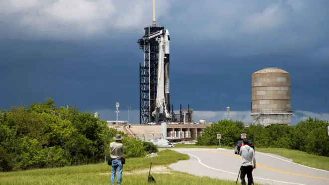 Falcon 9 с кораблем миссии Polaris Dawn на стартовой площадке мыса Канаверал во Флориде 26 августа