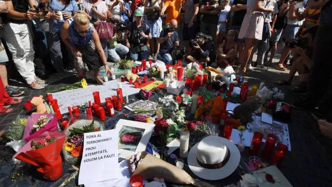 Warga menyatakan duka di Las Ramblas, yang menjadi sasaran serangan mobil barang yang menewaskan sedikitnya 13 orang.