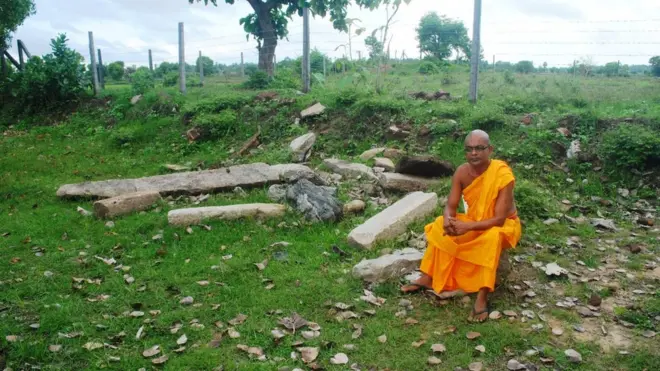 අදාළ ඉඩමේ බෞද්ධ පුරාවස්තු ඇති බවයි සුමන හිමියන් පවසන්නේ.