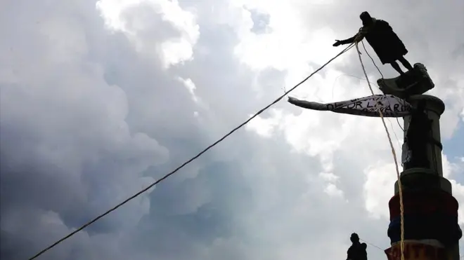 Apenas 30 segundos bastaron para tumbar la estatua de unos dos metros