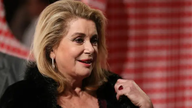 Помимо Катрин Денев, открытое письмо подписала писательница Катрин Милле, известная книгой "Сексуальная жизнь Катрин М.", и актриса и писательница Катрин Роб-Грийе