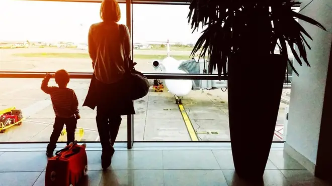 Жінка з дитиною в аеропорту