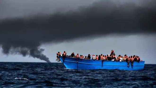 Migrants inside boat dey cross go Europe.
