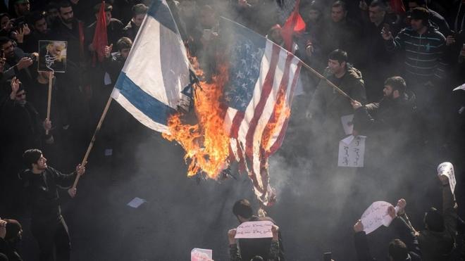 مشيعو سليماني يحرقون أعلام الولايات المتحدة الأمريكية وإسرائيل