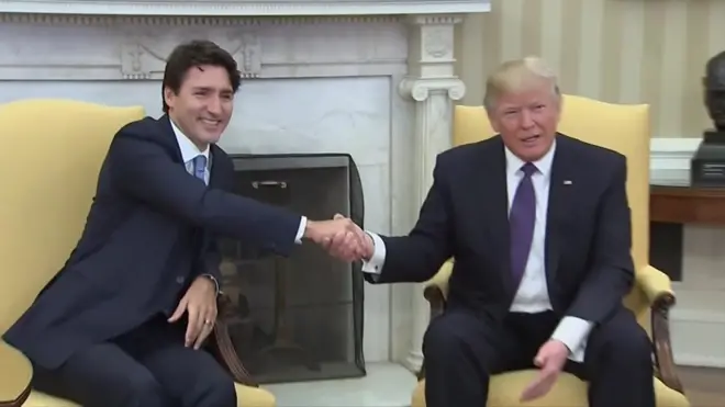 Дональд Трамп, який має характерну манеру потискати руку співбесіднику, натрапив на гідного партнера.