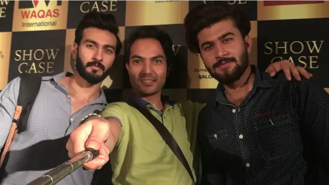 فرهاد محمدي د دوو پښتنو موډلو په منځ کې