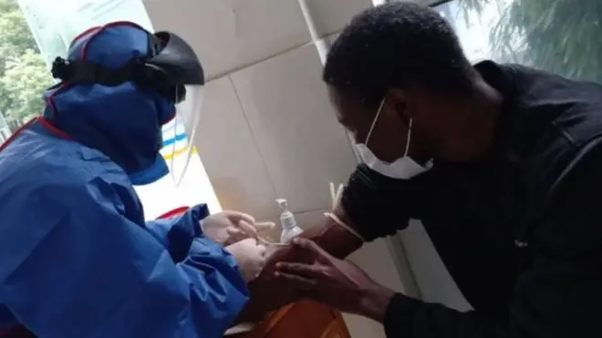 Pesin dey take injecton with mask for face