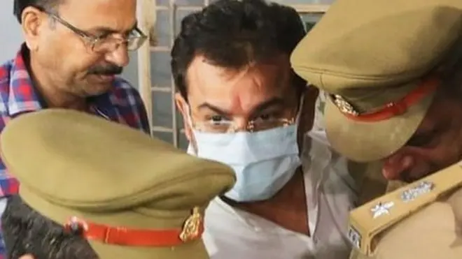 गिरफ्तारी के बाद पुलिस के साथ आशीष मिश्रा