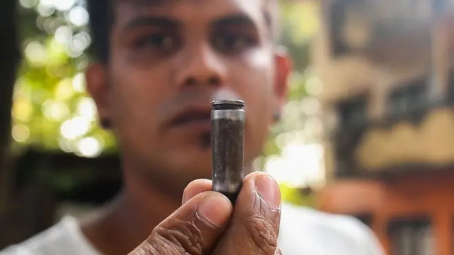 මුල් අවස්ථාවේදී අහසට වෙඩි තැබීම මගින් කලහකාරී පිරිස පාලනය කිරීමට උත්සහ කළද ඔවුන් පාලනය නොවූ බැවින් දණහිසෙන් පහළට වෙඩිතැබීමට නියෝග කරමින් පිරිස විදුරුවා හැරීමට පොලිස් නිලධාරීන් කටයුතු කර ඇති බවද පොලිස්පතිවරයා පැවසීය.