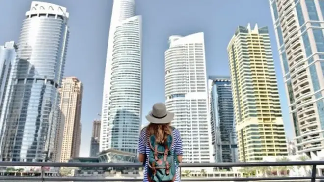 يقول البعض إن الرواتب في الإمارات حتى بعد تراجعها، لا تزال أعلى منها في البلدان التي ينحدر منها العاملون المغتربون