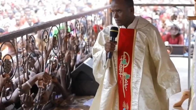 Father Mbaka kneel down for ground when e beg for forgiveness from di 'Holy Roman Catholic Church'