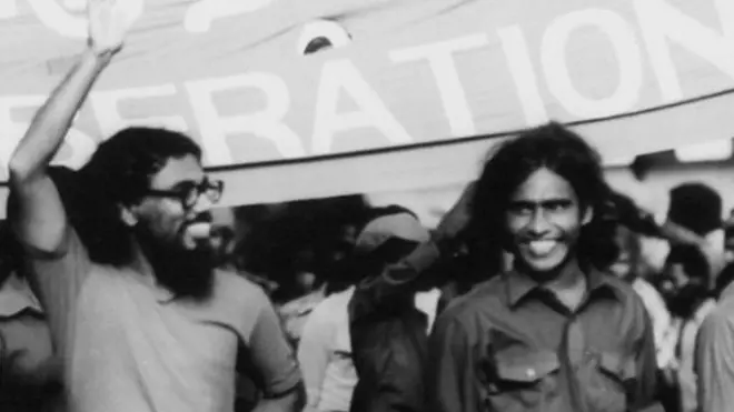 රෝහණ විජේවීර සමඟ මැයි පෙළපාලියකට සහභාගි වන දයා වන්නිආරච්චි