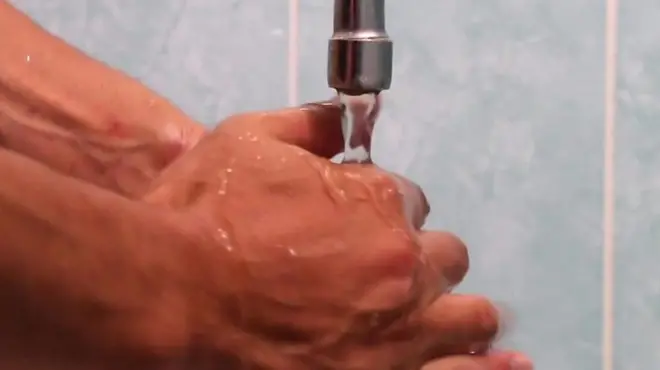 رجل يغسل يديه