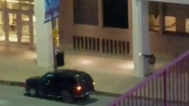 Video de un transeúnte capta a un hombre disparando un rifle semiautomático en Dallas, Texas