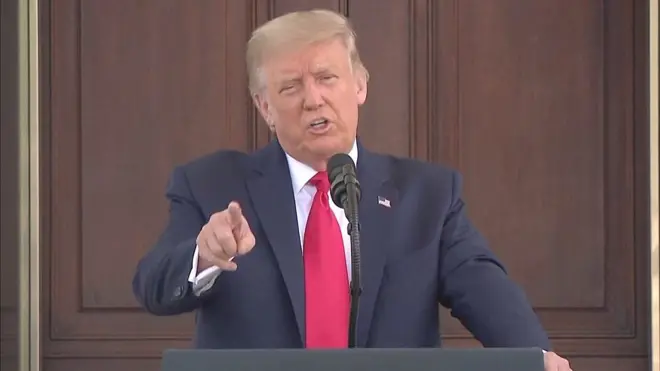 ترامب يطلب من صحفي خلع الكمامة أثناء سؤاله