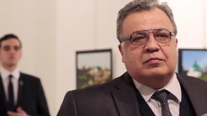 Büyükelçi Karlov, serginin açılış konuşmasını yaparken saldırgan da arkasında duruyordu.