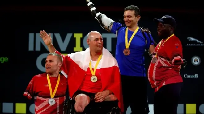 Бронзовий призер Вадим Свириденко (другий справа) під час церемонії нагородження