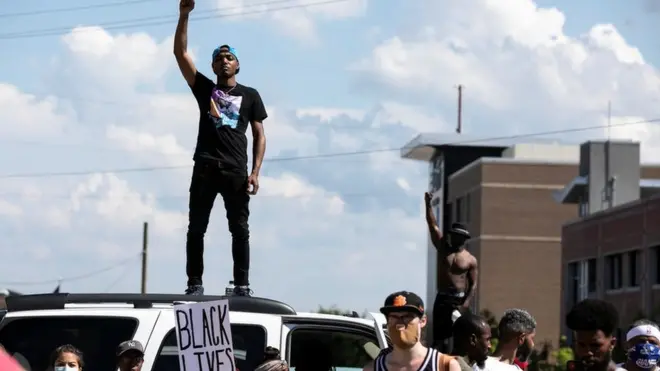 사우스캐롤라이나주 콜롬비아에서 열린 시위에서 시위대는 돌을 던졌고, 이 과정에서 경찰과 취재진이 부상을 입었다