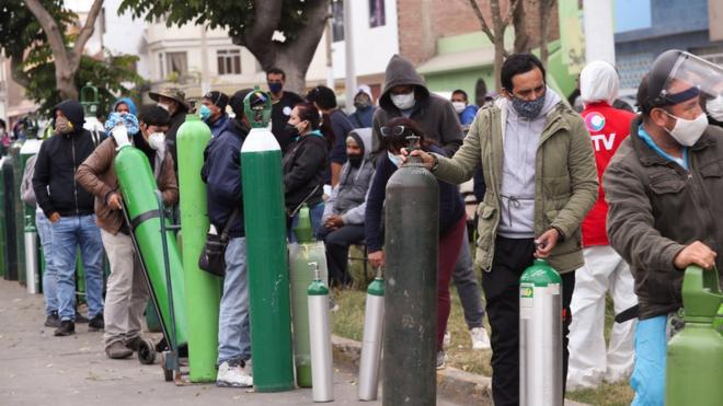 Filas para reabastecer balões de oxigênio em Lima, capital peruana