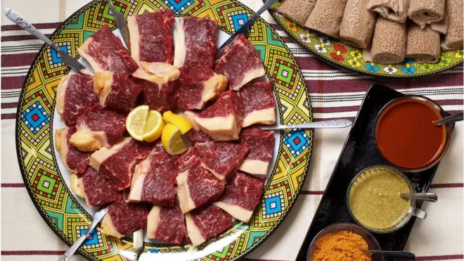 ቁርጥ ስጋ ከአዋዜ፣ ሰናፍጭ እና ሚጥሚጣ ጋር