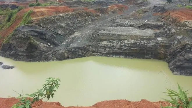 တူးလက်စ ကျောက်စိမ်းမှော် တခု ကို မြင်တွေ့ရပုံ