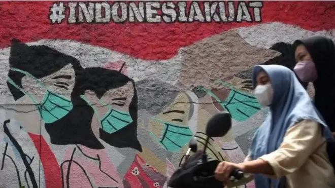 Kasus positif harian kembali melonjak dikarenakan Omicron varian BA.4 dan BA.5.