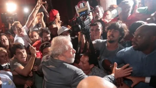 Lula meninggalkan kantor serikat buruh di Sao Bernardo do Campo untuk menyerahkan diri
