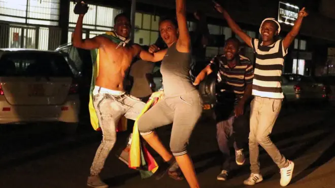 Warga Zimbabwe di Harare merayakan pengunduran diri Robert Mugabe hingga larut malam.