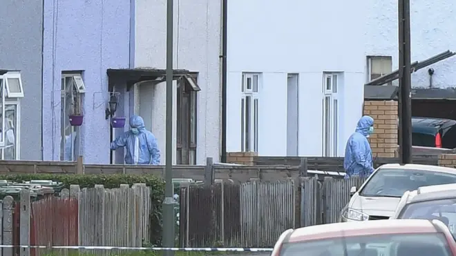 Вооруженные полицейские обыскивают дом в Санбери к юго-западу от Лондона и экстренно эвакуировали жителей соседних домов