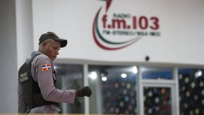 Домініканський поліцейський охороняє радіостанцію FM 103,5 після вбивств