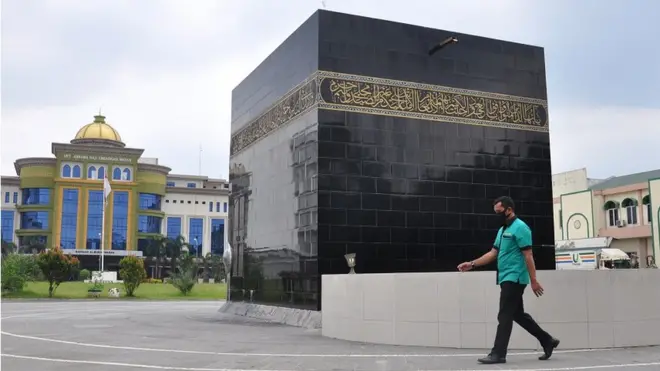 Petugas Kemenag melintas di kawasan UPT Asrama Haji Embarkasi Medan, Sumatera Utara, 2 Juni. Pemerintah melalui Kementerian Agama memutuskan untuk meniadakan atau membatalkan pemberangkatan jemaah haji Indonesia tahun 2020 ini mengingat pandemi Covid-19 masih melanda hampir seluruh belahan dunia, termasuk Indonesia dan Arab Saudi.