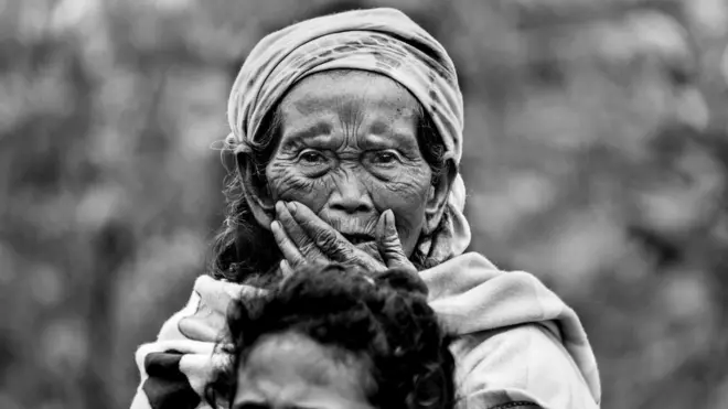 หญิงชราผู้สูญเสียบ้านและทรัพย์สินไปในเหตุการณ์เขื่อนแตกที่ลาว