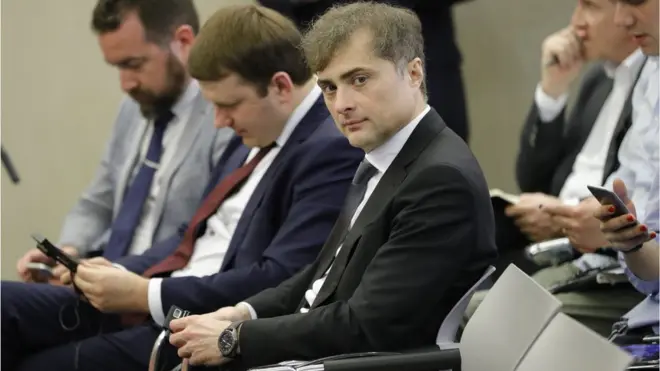 На одной из фотографий 2 марта Сурков выглядел более худым и нездоровым, чем на остальных